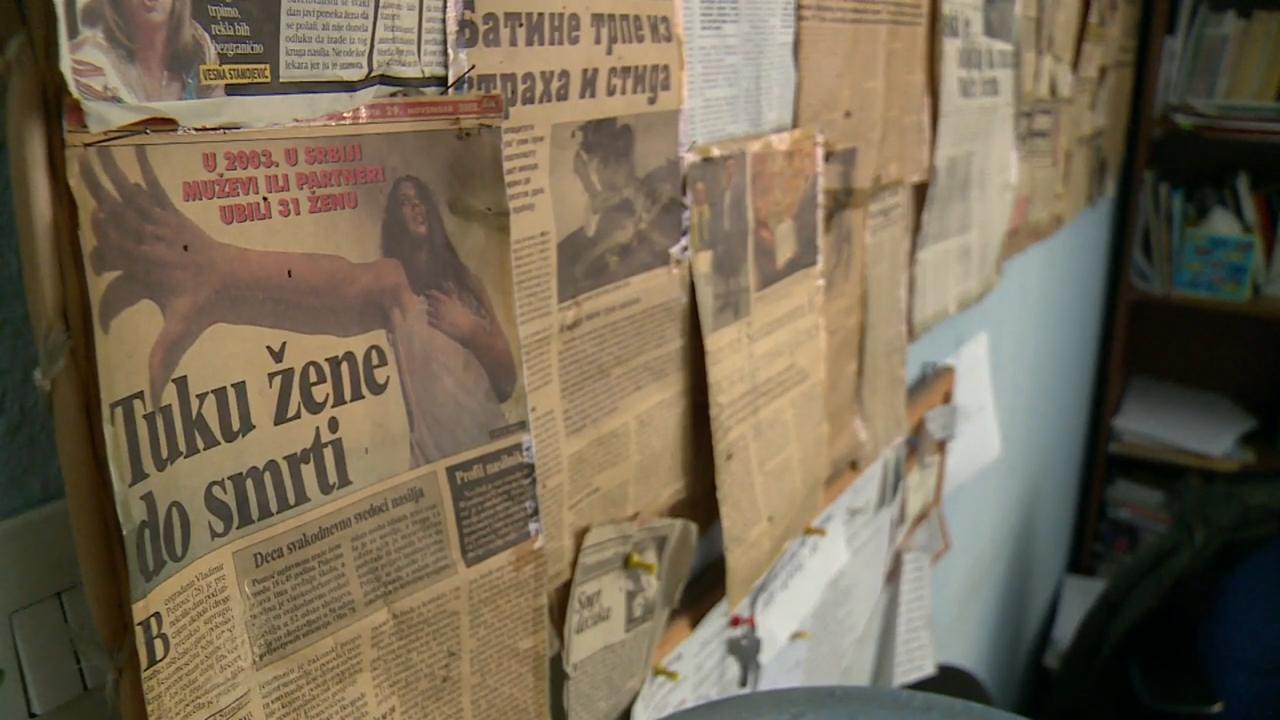 Novinski članci o nasilju zalepljeni na zidu u prostoru za dokumentaciju slučajeva.