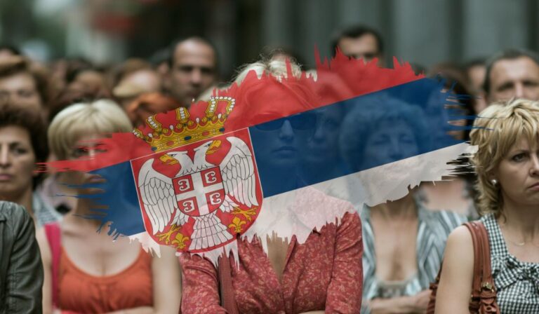 Grupa žena sa simbolično prikazanom zastavom Srbije